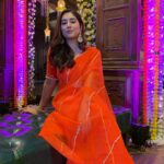 Disha Parmar Instagram - 🍊🍭 Found my official photographer on set - @reenaaggarwal2 ♥️😘