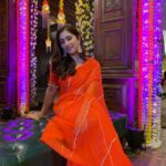 Disha Parmar Instagram - 🍊🍭 Found my official photographer on set - @reenaaggarwal2 ♥️😘