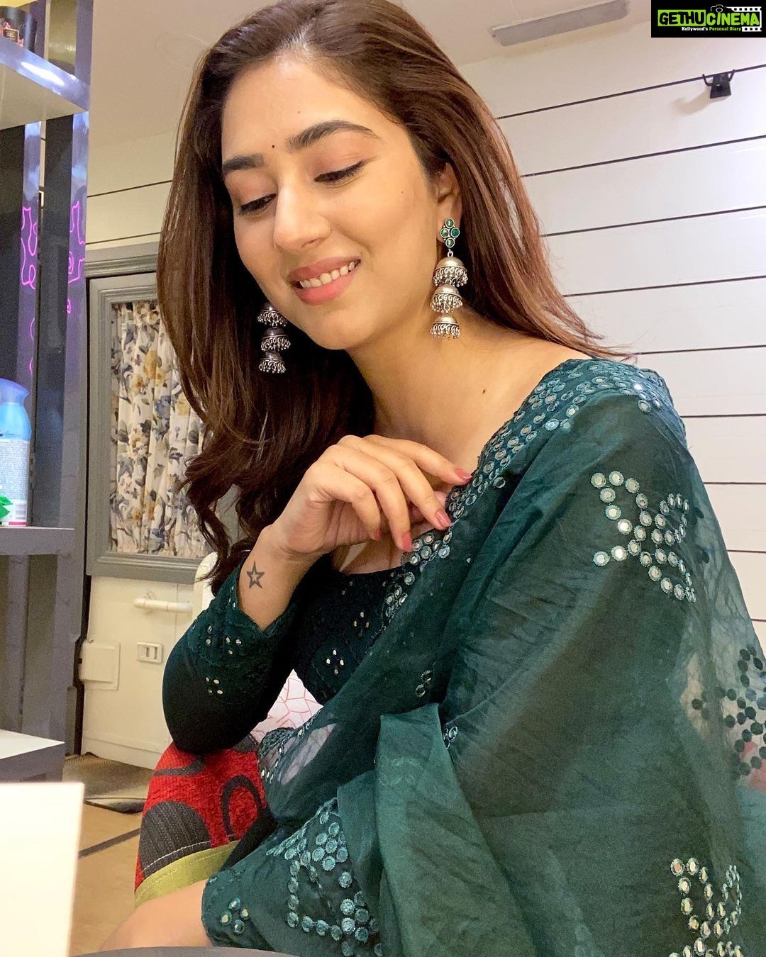 Disha Parmar Instagram - Now you know which profile I prefer! 😛 💚