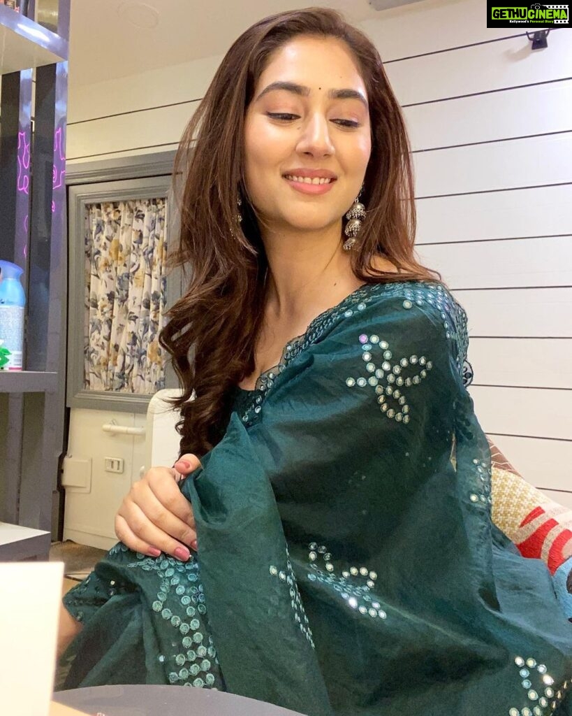 Disha Parmar Instagram - Now you know which profile I prefer! 😛 💚 ...