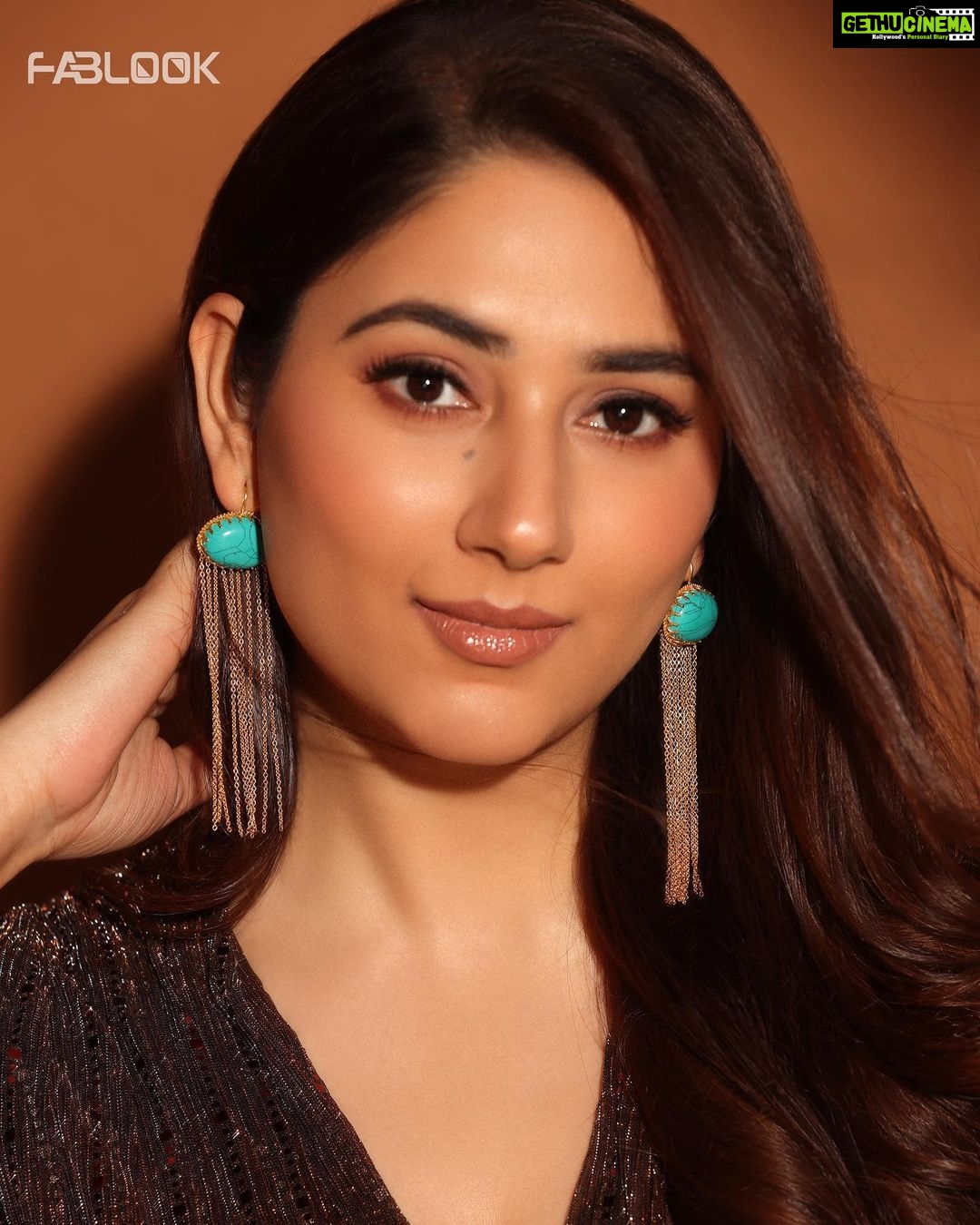 Disha Parmar Instagram - Presenting @fablookmagazine calender shoot. π₯π Editor & Founder @milliarora7777 @ankkit.chadha2222 Styled by @milliarora7777 @mitushigupta Outfit designer @shaberryofficial Jewels @tanvigargstudio Mua @makeupbytaneeshabansal Hair @amuthevar Shot by @shutterstrings