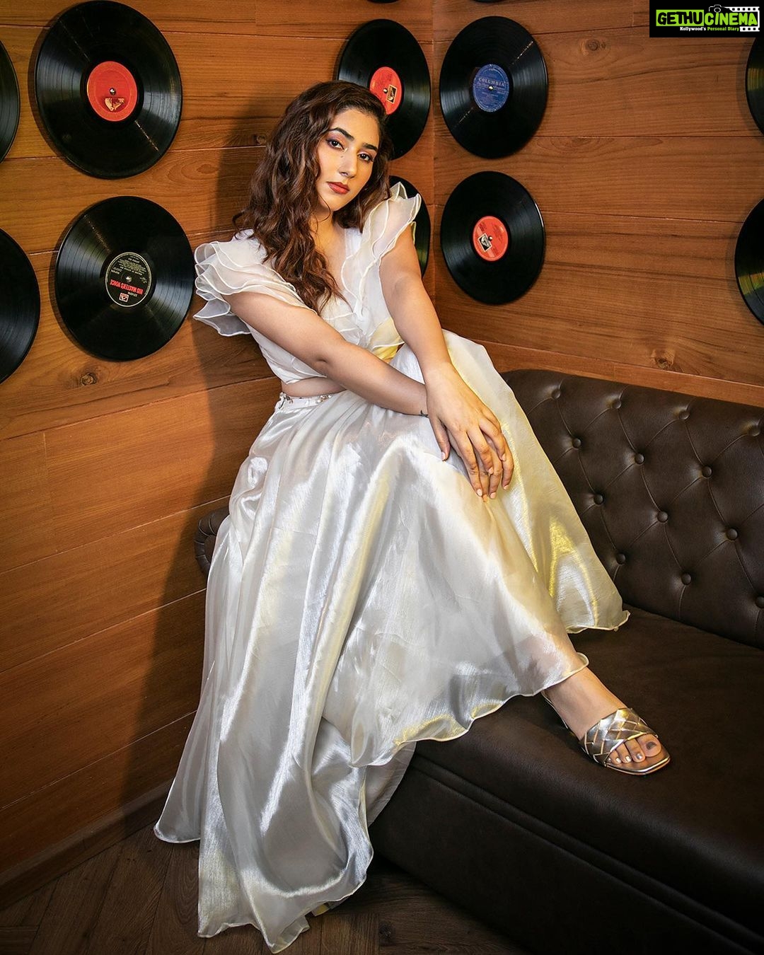 Disha Parmar Instagram - π€π€ On the cover of @fablookmagazine Styled by @milliarora7777 @mitushigupta Wearing @pasbanbytanya Jewels @sonisapphire Mua @dishisanghvii Hair @sunny_hairr Assisted by @kavitaparmar_makeup_hair Heels @pabishfootwears Shot by @tanmaymainkarstudio Location @maximusstudiomumbai