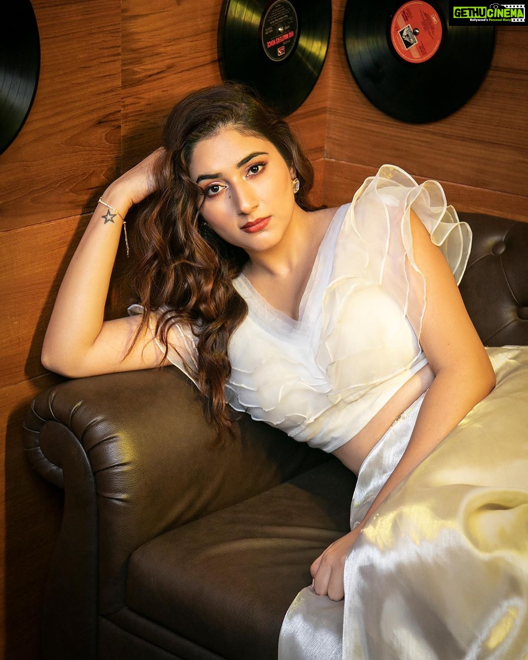 Disha Parmar Instagram - π€π€ On the cover of @fablookmagazine Styled by @milliarora7777 @mitushigupta Wearing @pasbanbytanya Jewels @sonisapphire Mua @dishisanghvii Hair @sunny_hairr Assisted by @kavitaparmar_makeup_hair Heels @pabishfootwears Shot by @tanmaymainkarstudio Location @maximusstudiomumbai