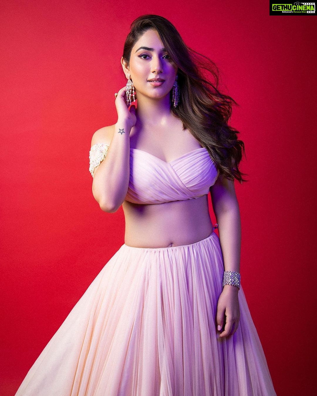 Disha Parmar Instagram - La vie en rose π₯ On the cover of @fablookmagazine Styled by @milliarora7777 Wearing @the.indian.karigar Jewels @sonisapphire Mua @dishisanghvii Hair @sunny_hairr Shot by @tanmaymainkarstudio Location @maximusstudiomumbai