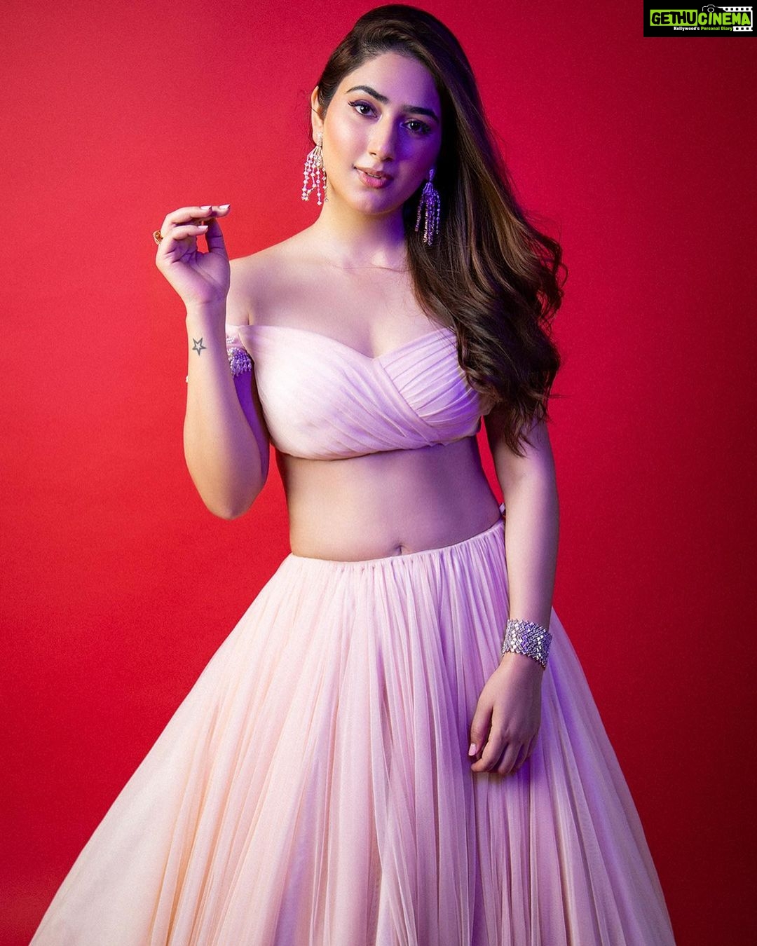 Disha Parmar Instagram - La vie en rose π₯ On the cover of @fablookmagazine Styled by @milliarora7777 Wearing @the.indian.karigar Jewels @sonisapphire Mua @dishisanghvii Hair @sunny_hairr Shot by @tanmaymainkarstudio Location @maximusstudiomumbai