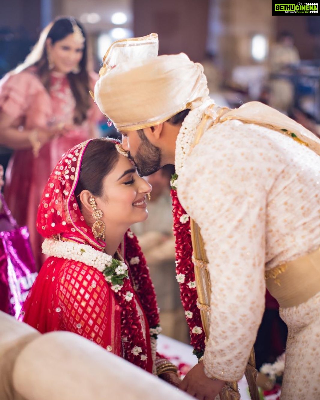 Disha Parmar Instagram - One picture is equal to thousands of cherished memories! Thanks Arjun and Neha for giving me a perfect reason to post this. Aap bhi share kijiye apne best marriage memories humare saath in the comments below using #SmartJodiWithStarPlus. Aur dekhte rahiye, #SmartJodi, Aaj raat 8 baje, sirf StarPlus par. @starplus @arjunbijlani @nehaswamibijlani