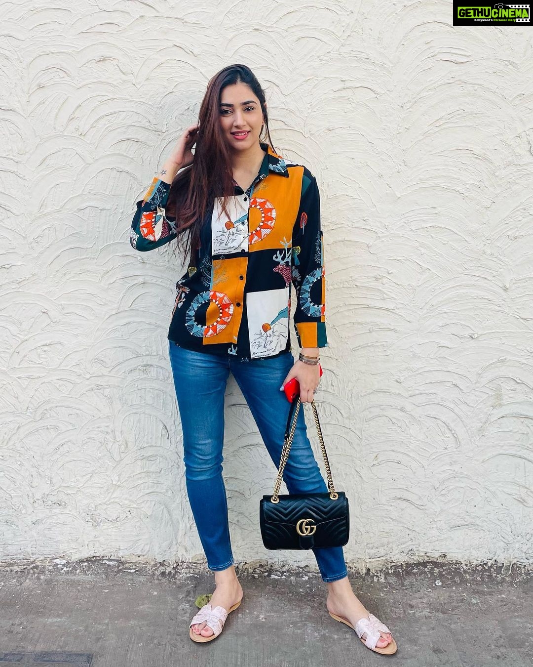 Disha Parmar Instagram - The picture has no connection to the song.. still! 😅💃