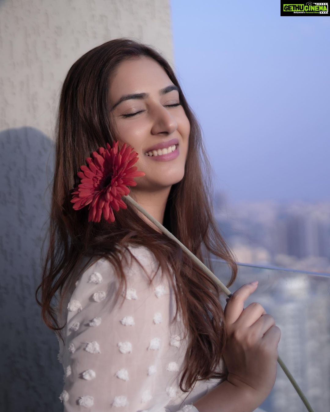 Disha Parmar Instagram - Senórita 🌺 . 📸 @iam_rajinamdar