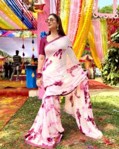 Disha Parmar Instagram - रंगी सारी गुलाबी चुनरिया रे .. मोहे मारे नजरिया साँवरिया रे ..🎶🤍