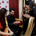 Disha Parmar Instagram - Just a few Happy Moments with the Happy people from my 1st ‘Makar Sankranti’ function 🪁 🖤 Thankyou @meghaisrani & @israniphotography for capturing these♥️😘 °◦♡home♡◦°