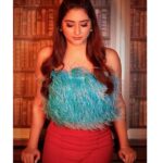 Disha Parmar Instagram - 🔥 & 🧊 📸 @aashkapatelphotographyy 💄 @monashairandbeauty 👗 @styleitupbyaashna . . Fur Top : @tabeerindia @triptigoy Earrings: @fashionjewellery_21