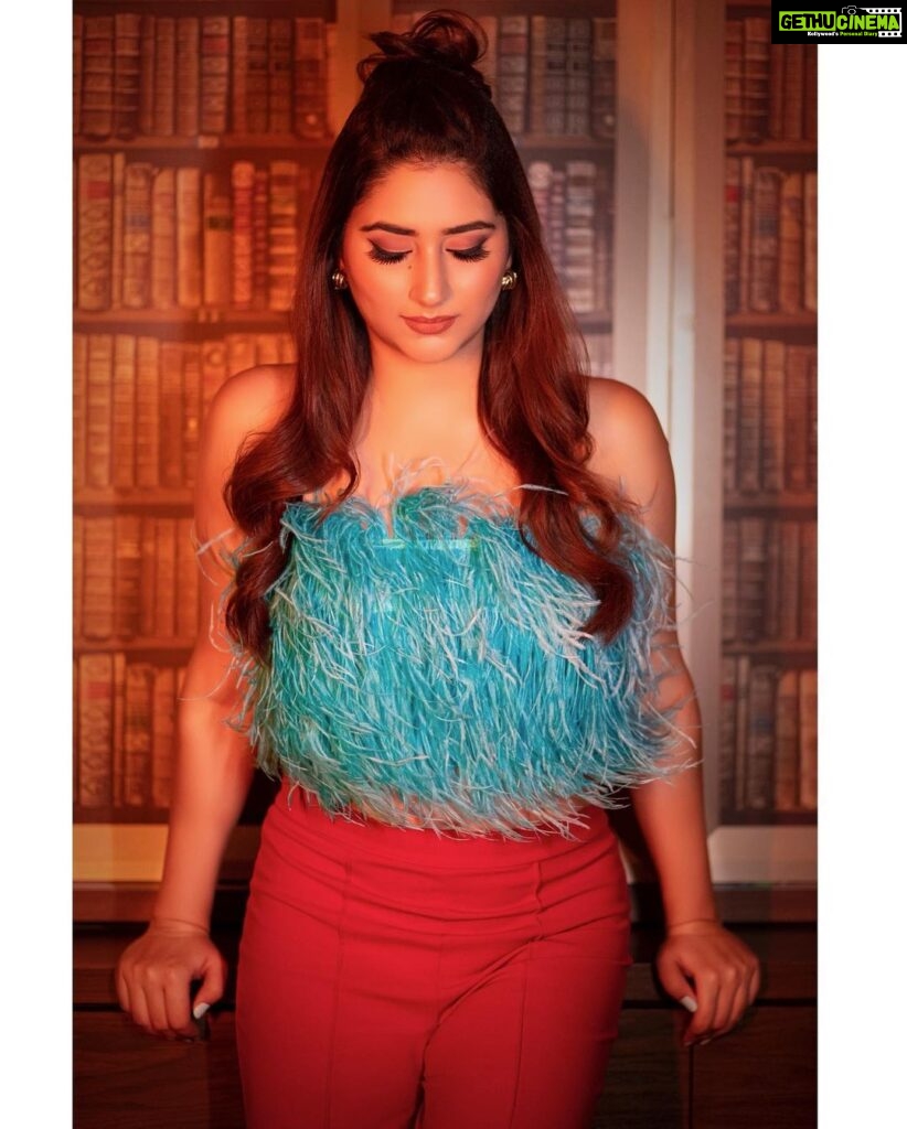 Disha Parmar Instagram - 🔥 & 🧊 📸 @aashkapatelphotographyy 💄 @monashairandbeauty 👗 @styleitupbyaashna . . Fur Top : @tabeerindia @triptigoy Earrings: @fashionjewellery_21