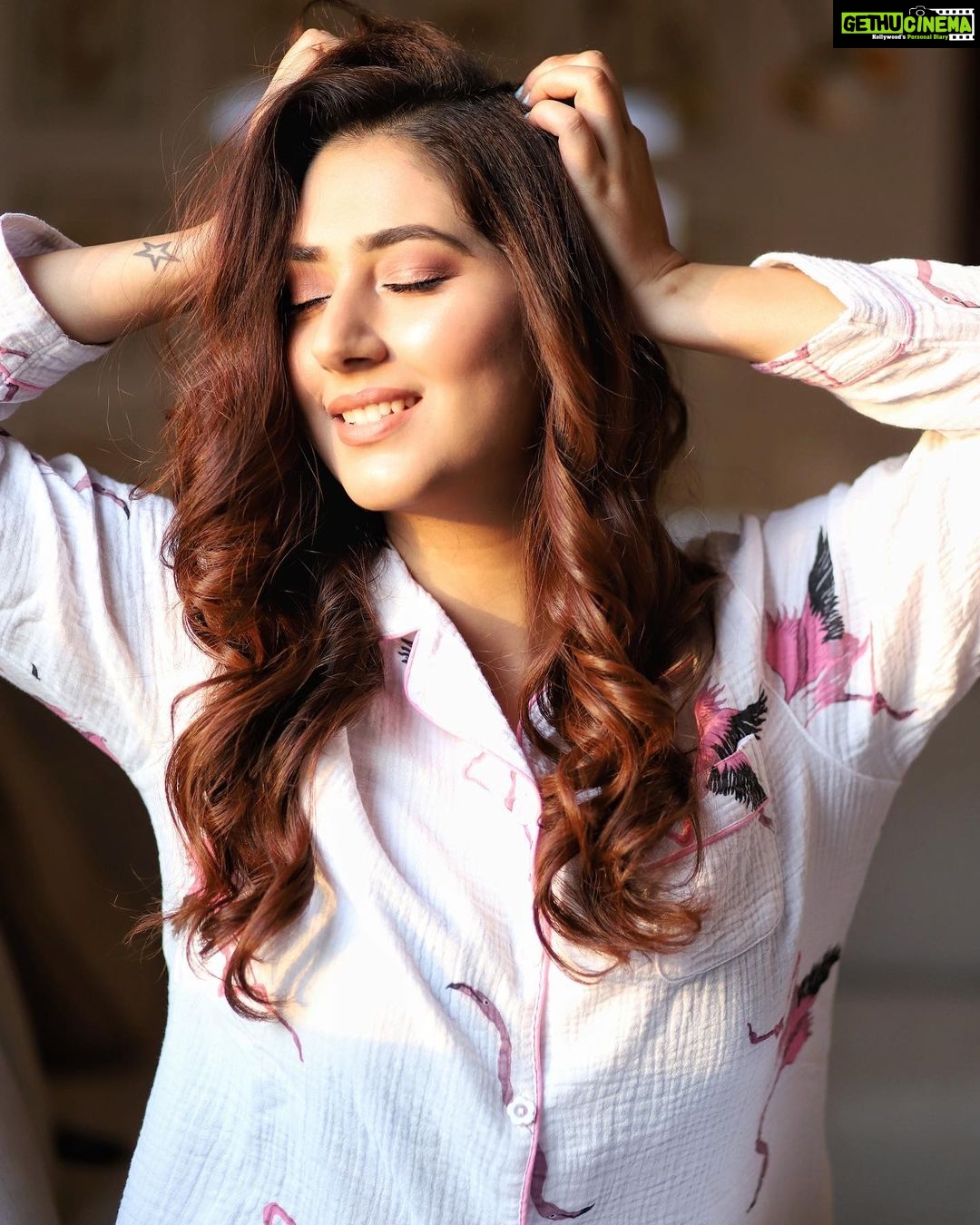 Disha Parmar Instagram - Day Dreaming 💠. . 📸: @aashkapatelphotographyy MUA & Hairstylist : @monashairandbeauty