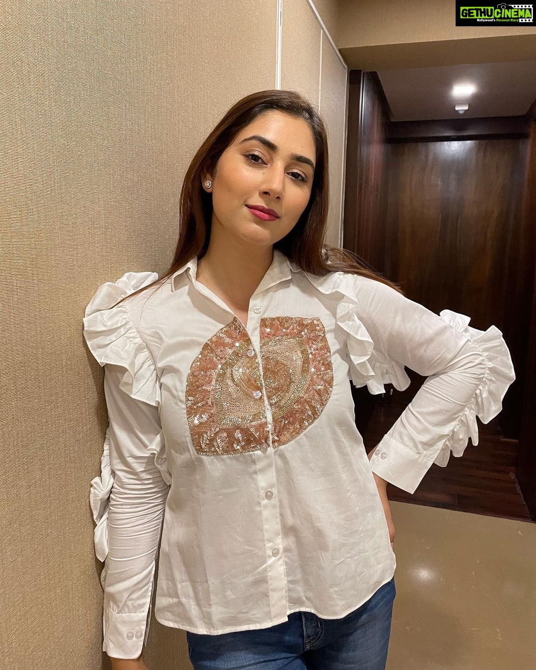 Disha Parmar Instagram - Presenting my 3rd 👁!