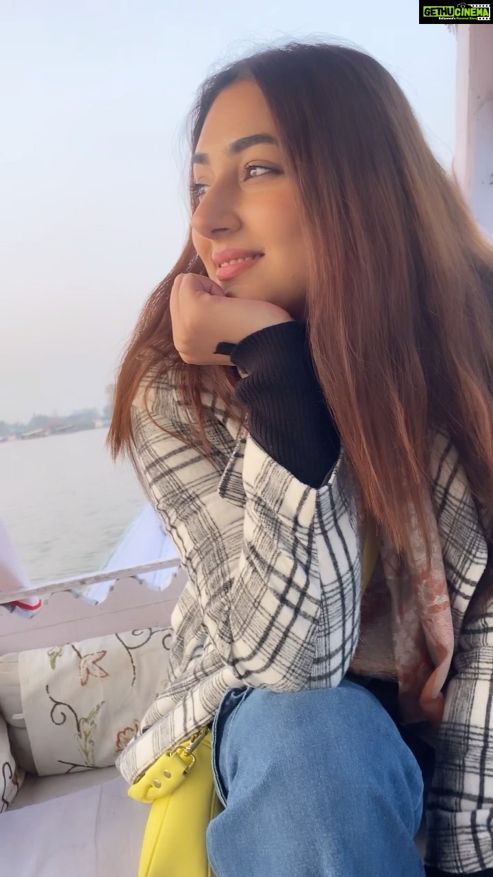 Disha Parmar Instagram - सपनों की है दुनिया यही ..😻
