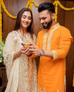 Disha Parmar Instagram - आप सबको दीपावली की शुभकामनाए!! 🪔♥️ @rahulvaidyarkv . . Outfit : The Forever Favourite 😻 @asalabusandeep @abujanisandeepkhosla