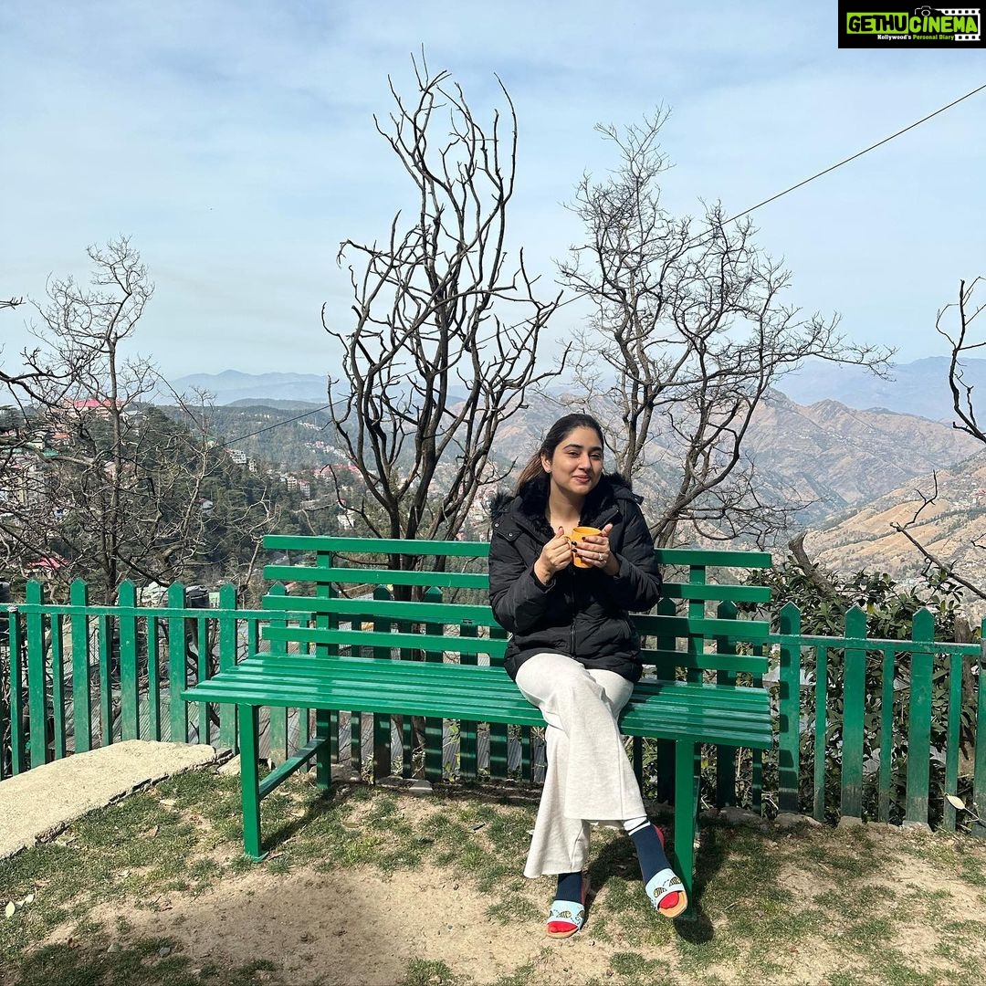 Disha Parmar Instagram - Sipping my Tea & scrolling! 😏