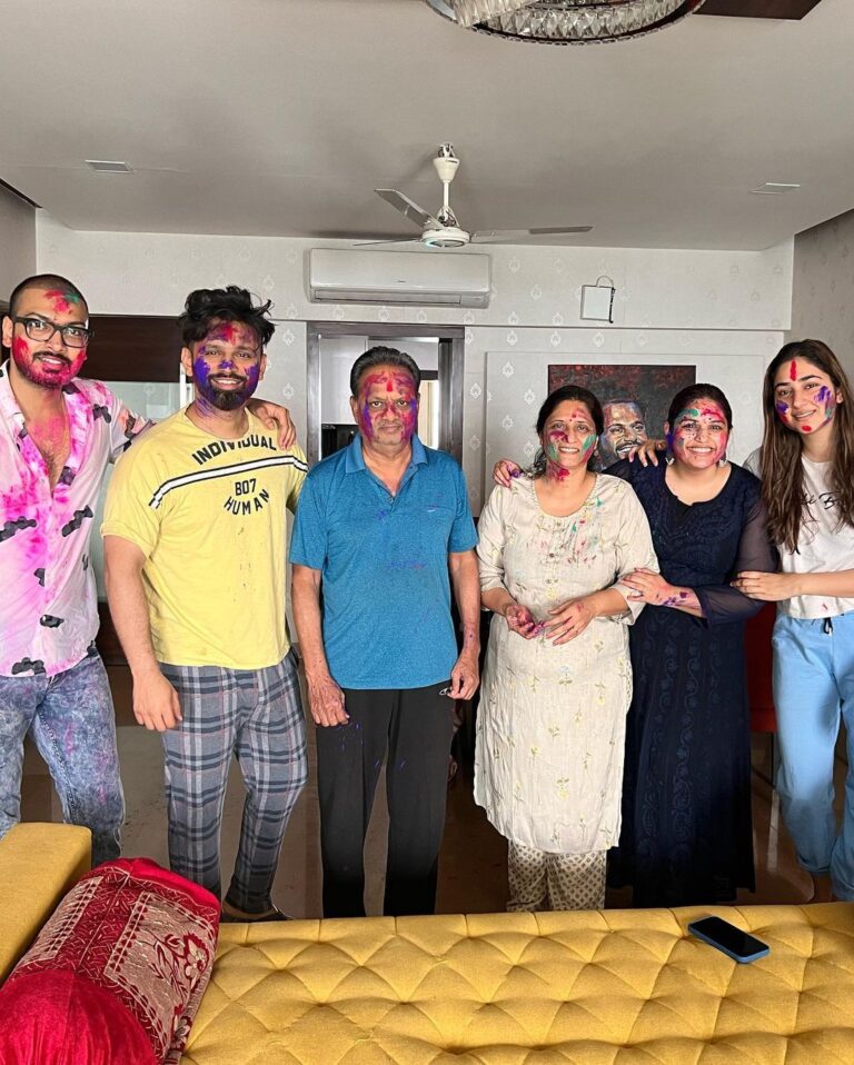 Disha Parmar Instagram - Happy Holi from Me and my baby and my family to you , your babies and your family ❤️❤️🥳🥳