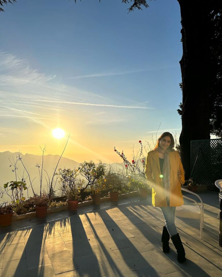 Disha Parmar Instagram - This place is Magic! ✨😻 . . Jacket: @the_honnete PR : @dinky_nirh @stayvista_official @rose.cottageshimla
