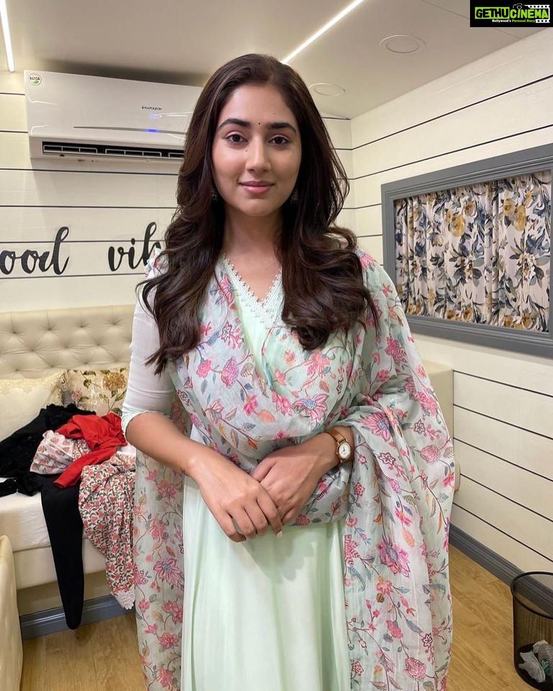 Disha Parmar Instagram - That Her from the Last Day! ♥️ Am not the one to write long captions.. but I think this one post deserves it all. Past one & a half year has been such a beautiful journey.. Being Priya is something i will always cherish & be thankful for.. and I believe that i have done pretty well & no can could have done it better than ME. Thank You @ektarkapoor for letting me be PRIYA who was so relatable… so flawed & so Raw. No one could have brought her to life but YOU. And your creative team .. Mukta nikita shreya. ♥️ Nakuul , Thankyou for hearing me whine & Crib on regular basis with some much humility. No one could have done Mr Kapoor better than you 🫶🏻 And off course the whole team .. The Cast & the Crew of BALH2. DC , Ganya Dada Shilpa & Sameer Thankyou for being the A Team! ‘ Bade Ache Lagte hai.. yeh Dharti .. yeh Nadiyaan.. yeh reynaa aur.. Aap SAB! ♥️ Thank you for all the Love you guys have been showering upon me. Forever Grateful 🙏🏻
