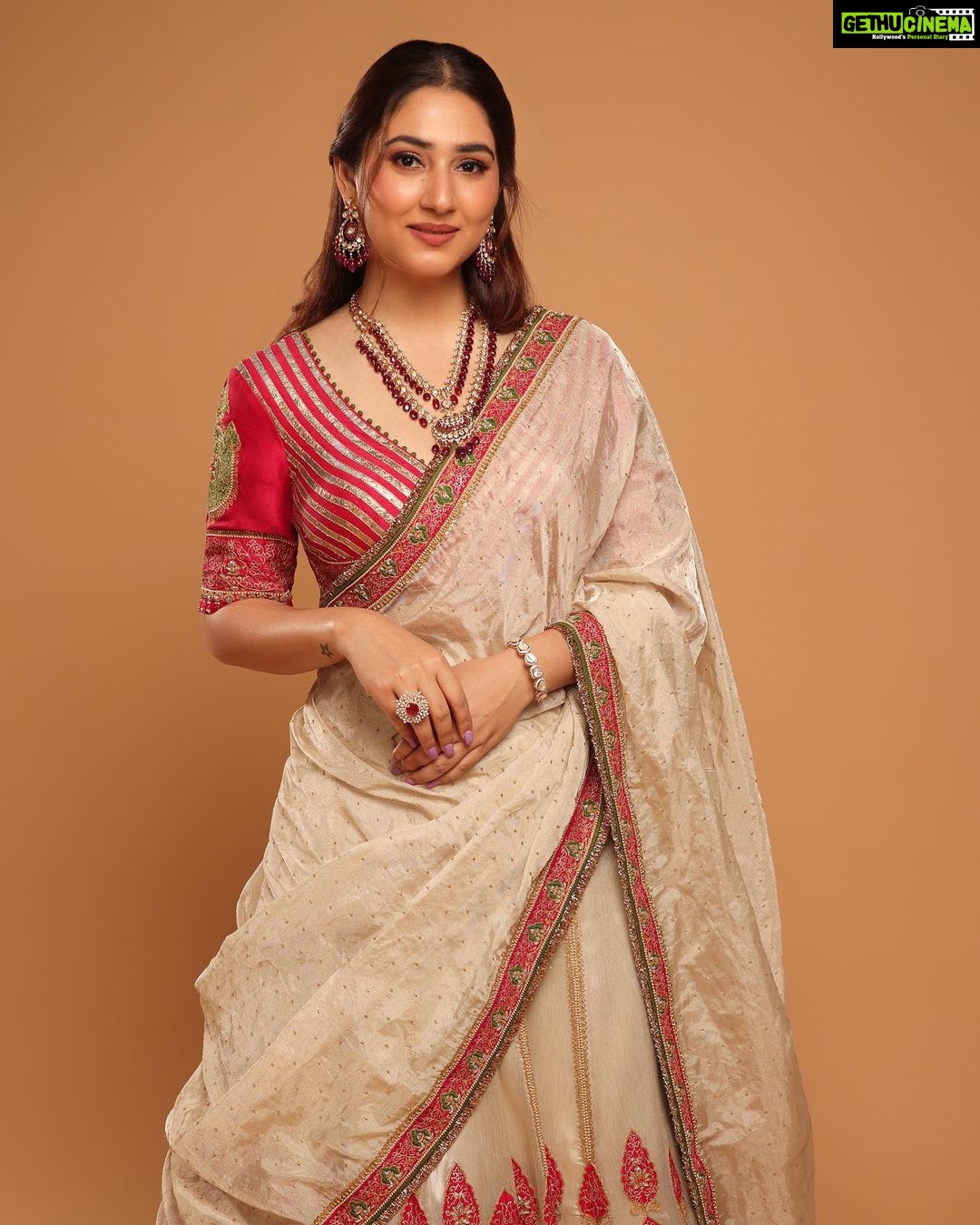 Disha Parmar Instagram - Desi Girl Forever! ☺️ Presenting @fablookmagazine calender shoot. Editor & Founder @milliarora7777 @ankkit.chadha2222 Styled by @milliarora7777 Outfit designer @jiviva_ Jewels @jewelartic Mua @makeupbytaneeshabansal Hair @amuthevar Shot by @shutterstrings