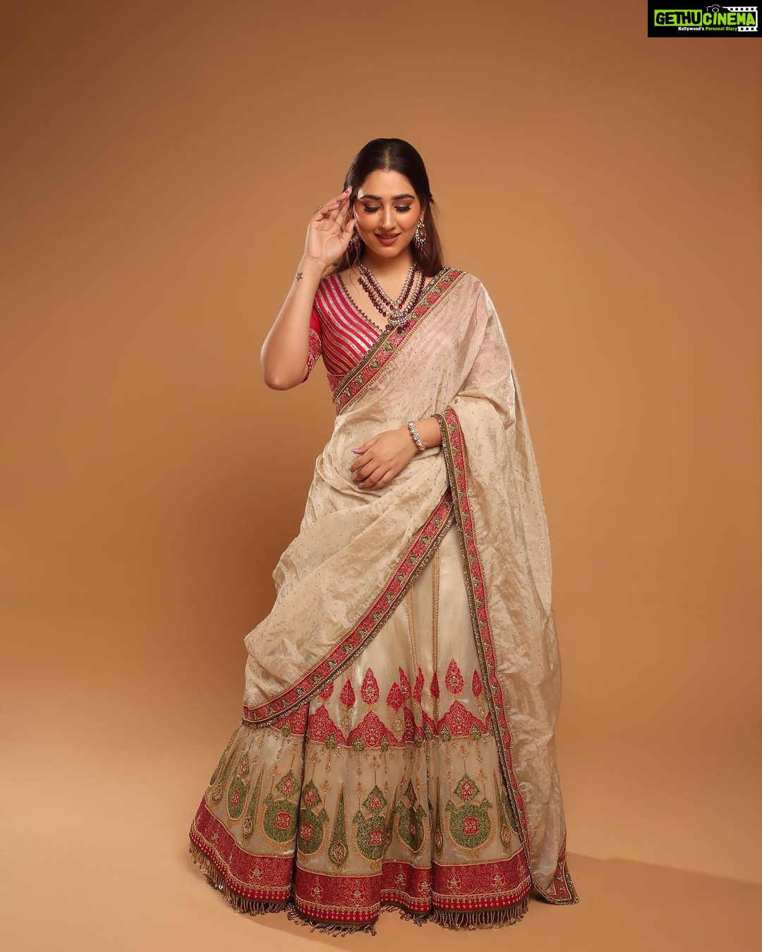 Disha Parmar Instagram - Desi Girl Forever! ☺️ Presenting @fablookmagazine calender shoot. Editor & Founder @milliarora7777 @ankkit.chadha2222 Styled by @milliarora7777 Outfit designer @jiviva_ Jewels @jewelartic Mua @makeupbytaneeshabansal Hair @amuthevar Shot by @shutterstrings
