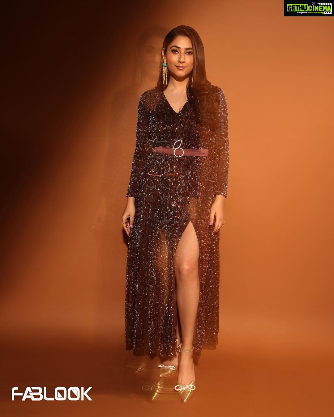 Disha Parmar Instagram - Presenting @fablookmagazine calender shoot. π₯π Editor & Founder @milliarora7777 @ankkit.chadha2222 Styled by @milliarora7777 @mitushigupta Outfit designer @shaberryofficial Jewels @tanvigargstudio Mua @makeupbytaneeshabansal Hair @amuthevar Shot by @shutterstrings