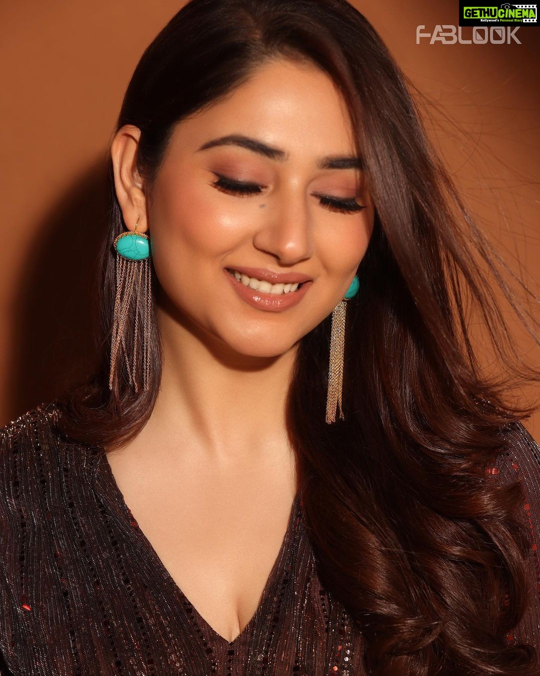 Disha Parmar Instagram - Presenting @fablookmagazine calender shoot. π₯π Editor & Founder @milliarora7777 @ankkit.chadha2222 Styled by @milliarora7777 @mitushigupta Outfit designer @shaberryofficial Jewels @tanvigargstudio Mua @makeupbytaneeshabansal Hair @amuthevar Shot by @shutterstrings