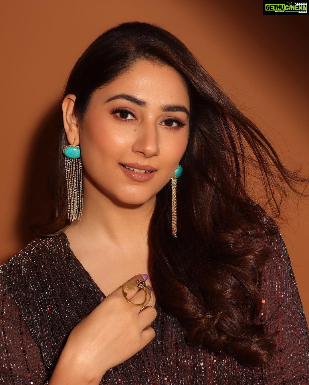 Disha Parmar Instagram - Presenting @fablookmagazine calender shoot. π₯π Editor & Founder @milliarora7777 @ankkit.chadha2222 Styled by @milliarora7777 @mitushigupta Outfit designer @shaberryofficial Jewels @tanvigargstudio Mua @makeupbytaneeshabansal Hair @amuthevar Shot by @shutterstrings