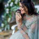 Divya Pillai Instagram – 𝑱𝑴 𝑺𝒊𝒈𝒏𝒂𝒕𝒖𝒓𝒆 𝑮𝒐𝒅𝒆𝒕 𝑺𝒂𝒓𝒆𝒆!!…

The tulle cast in pastel shade speaks volumes of the inner grace intricated handwork that it beholds the charm & serenity

The bejewelled neck gives gorgeous look to the bride without jewellery 

The godets and frills given in the pleating area of ​​the saree gives a classy look!!
.
.
.
.
New collections available in Kochi store….

InFrame : @pillaidivya
Bridal Outfit:@jeunemaree
MUA:@makeupartist_jyotibutola
Photography:@rejibhaskar_
Video:@celestiamedia
Editing:@ajitjess
Decor:@st_martin_wedding_planners
Bouquet:@azalea_wedding_gallery
Venue:@town_not_far_away
Concept &Styling:JeuneMaree Team
.
.
.
.
WhatsApp us on +91 85928 14248
Know more @jeunemaree

#divyapillai #jeunemaree #jeunemareebridaledit2022 #Midyear #saree #sareelovers #sareeblouse #designersarees #sareecollection #wedding #weddingsaree #bridalsaree #bridalcollection #weddingdresses #weddingsareedesign #bridaldressmaker #weddingboutique #designersarees #bride #bridesofkerala #bridesofindia #boutiqueonline #boutique #keralaweddingphotography #keralawedding #boutiqueshopping #weddingphotos #bridal

@divyapillaifans
@divyapillai__fans 
@fans_of_dp