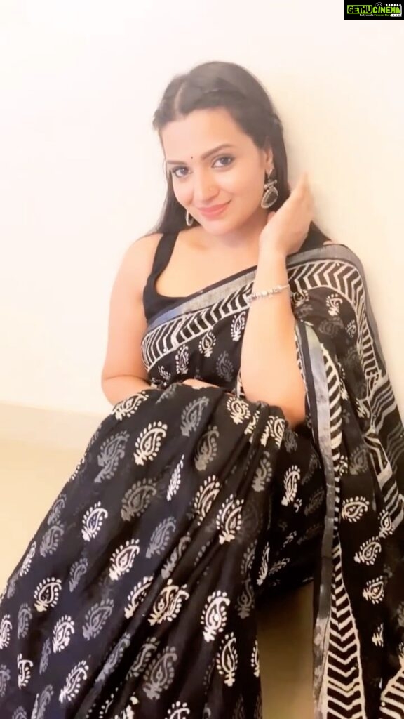 Divya Pillai Instagram - “A saree is just how an Indian woman should be – classy yet sexy, simple yet complex!” . . Saree : @thepanagia Blouse : @connections_design_house Earring : @pureallure.in Captured & styled by : @pjmartha . #saree #sareelove #blacksaree #blacklove #dressups #reels #reelsinstagram #trendingreels #reelitfeelit #instafashion #blacksareelove♥️ #divyapillai #reelkarofeelkaro #reelsindia #reelsinsta