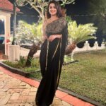 Divya Pillai Instagram - I always feel extra beautiful when I wear my sister's clothes! 😬😬😬 #mysisterssaree I love you my #poopansee♥️ #mysisterthebest I will keep stealing your clothes👹👹#pinky♥️divi #blacksaree by @laksyah ♥️