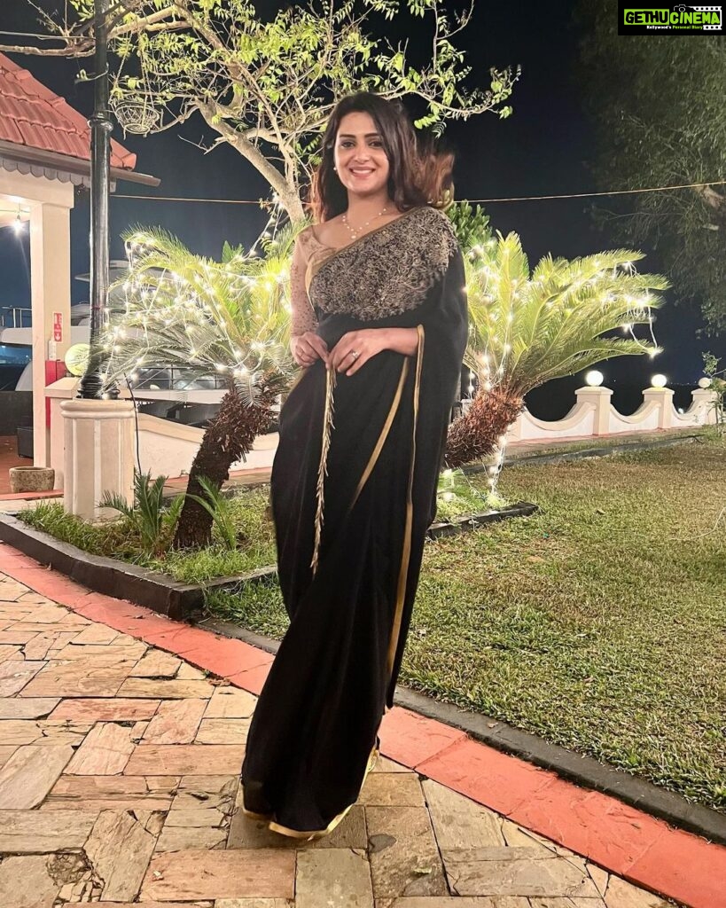 Divya Pillai Instagram - I always feel extra beautiful when I wear my sister's clothes! 😬😬😬 #mysisterssaree I love you my #poopansee♥️ #mysisterthebest I will keep stealing your clothes👹👹#pinky♥️divi #blacksaree by @laksyah ♥️
