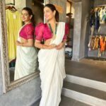Divya Pillai Instagram – 🌼കേരളപ്പിറവി ആശംസകൾ🌼
.
The beautiful:@pillaidivya 🤍
.
#saree #sareedraping #sareefashions
#sareelove #whitesaree #goldenzari #blouse #pinkblouse #keralapiravi #elegance #ethnicwear #instagood #instagram #instalike #divyapillai #saltstudio #bestboutiqueinkochi #multidesignerstore