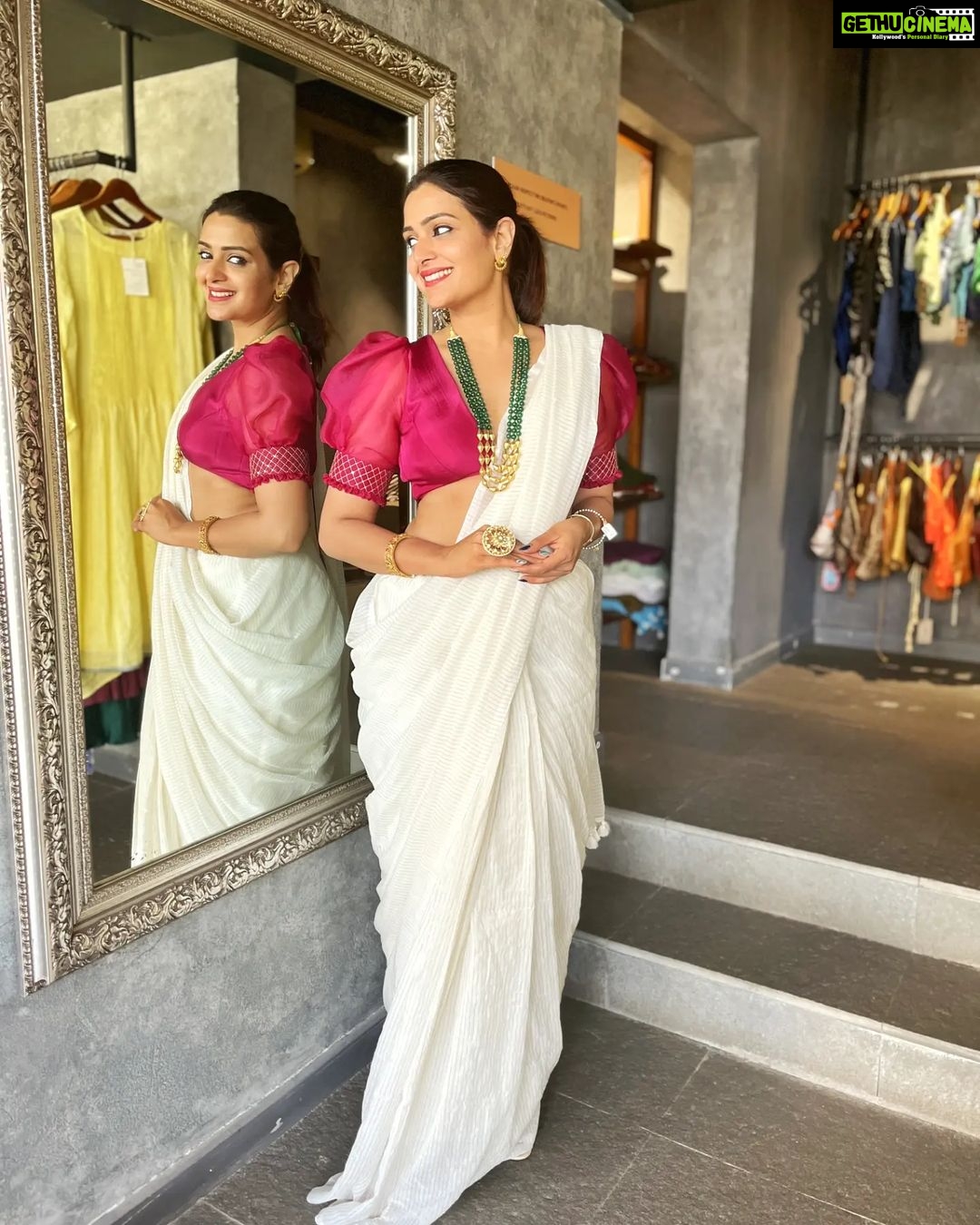 Divya Pillai Instagram - 🌼കേരളപ്പിറവി ആശംസകൾ🌼 . The beautiful:@pillaidivya 🤍 . #saree #sareedraping #sareefashions #sareelove #whitesaree #goldenzari #blouse #pinkblouse #keralapiravi #elegance #ethnicwear #instagood #instagram #instalike #divyapillai #saltstudio #bestboutiqueinkochi #multidesignerstore