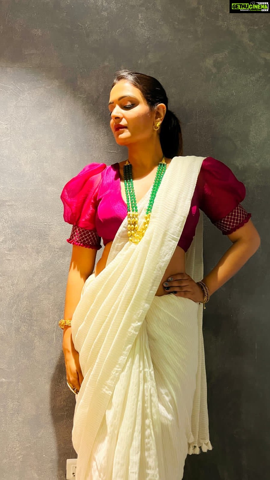 Divya Pillai Instagram - 🌼കേരളപ്പിറവി ആശംസകൾ🌼 . The beautiful:@pillaidivya 🤍 . #saree #sareedraping #sareefashions #sareelove #whitesaree #goldenzari #blouse #pinkblouse #keralapiravi #elegance #ethnicwear #instagood #instagram #instalike #divyapillai #saltstudio #bestboutiqueinkochi #multidesignerstore