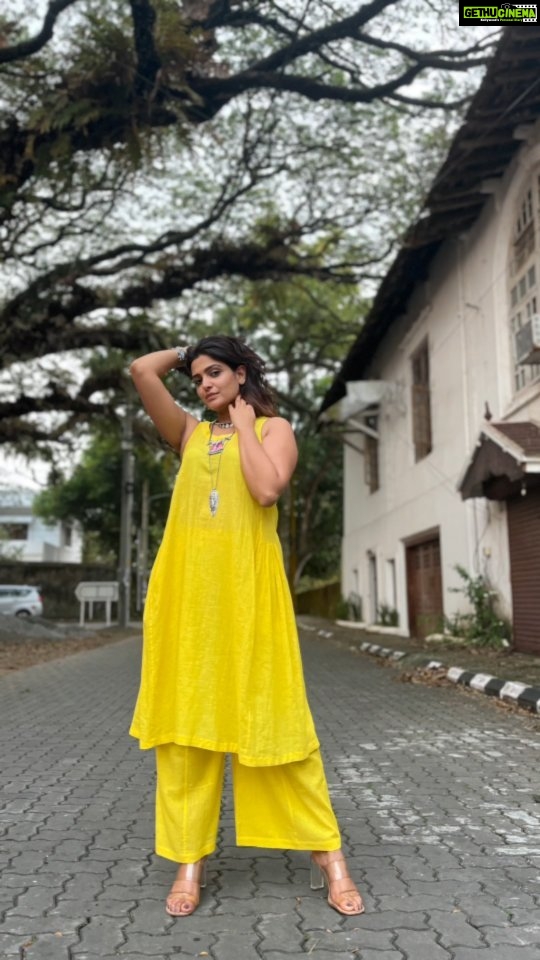 Divya Pillai Instagram - दिलबर . @pillaidivya💛 . . #coord #coordset #2piecesuits #tunic #trousers #divyapillai #neonyellow #casualstyle #dresstoimpress #yellow #semiformal #instagood #instadaily #explorepage #casualoutfit #beauty #love #instaexplore #saltstudio #bestboutiqueinkochi