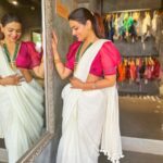 Divya Pillai Instagram - 🌼കേരളപ്പിറവി ആശംസകൾ🌼 . The beautiful:@pillaidivya 🤍 . #saree #sareedraping #sareefashions #sareelove #whitesaree #goldenzari #blouse #pinkblouse #keralapiravi #elegance #ethnicwear #instagood #instagram #instalike #divyapillai #saltstudio #bestboutiqueinkochi #multidesignerstore