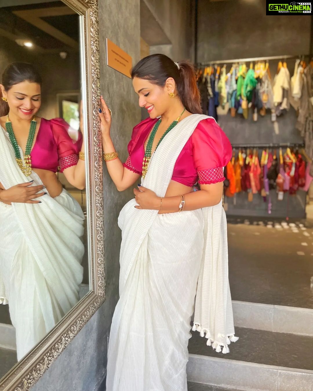 Divya Pillai Instagram - 🌼കേരളപ്പിറവി ആശംസകൾ🌼 . The beautiful:@pillaidivya 🤍 . #saree #sareedraping #sareefashions #sareelove #whitesaree #goldenzari #blouse #pinkblouse #keralapiravi #elegance #ethnicwear #instagood #instagram #instalike #divyapillai #saltstudio #bestboutiqueinkochi #multidesignerstore