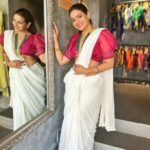 Divya Pillai Instagram – 🌼കേരളപ്പിറവി ആശംസകൾ🌼
.
The beautiful:@pillaidivya 🤍
.
#saree #sareedraping #sareefashions
#sareelove #whitesaree #goldenzari #blouse #pinkblouse #keralapiravi #elegance #ethnicwear #instagood #instagram #instalike #divyapillai #saltstudio #bestboutiqueinkochi #multidesignerstore