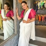 Divya Pillai Instagram - 🌼കേരളപ്പിറവി ആശംസകൾ🌼 . The beautiful:@pillaidivya 🤍 . #saree #sareedraping #sareefashions #sareelove #whitesaree #goldenzari #blouse #pinkblouse #keralapiravi #elegance #ethnicwear #instagood #instagram #instalike #divyapillai #saltstudio #bestboutiqueinkochi #multidesignerstore