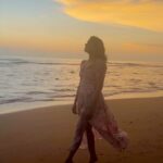 Divya Pillai Instagram - #summer #summervibes 📸 @dia_actress 🤍 #travelgram #travelphotography #friendship #friendshipgoals #sea #beach #waves #sunset #sunsetlovers #sun #happiness #peace