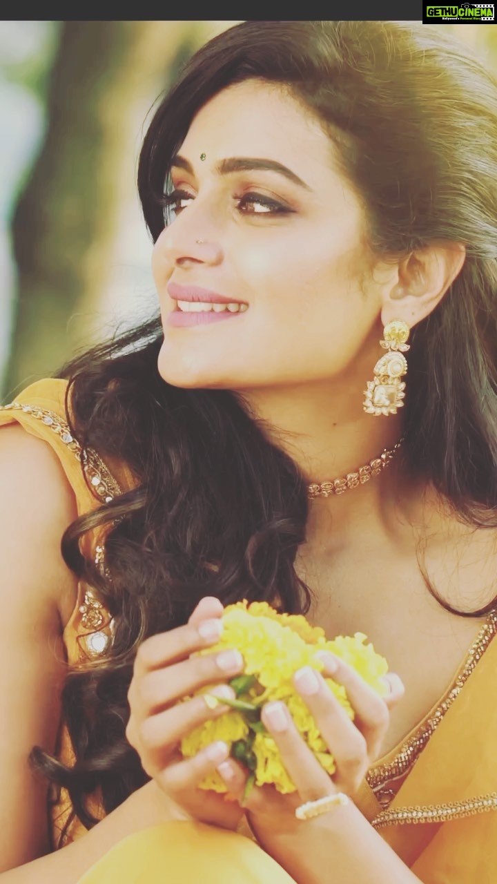 Divya Pillai Instagram - It is better to love wisely, no doubt: but to love foolishly is better than not to be able to love at all - William Makepeace Thackeray Bridal collection by @ru.achbydivyaharidas MUA - @vikas.vks.makeupartist Hair - @sudhiar.hairandmakeup 📸 - @subhashmaheswar #bridalwear #bridalcollection #haldiceremony #haldi #indianbride #bridalmakeup #bridesofindia #bridesofinstagram #marigold #beautiful #love #happiness #instafashion #instagood #reels #reelsinstagram #reelsindia #reelitfeelit
