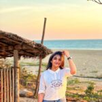 Divya Uruduga Instagram - Dear sea🌊 Thank you for making me feel Tiny!! You teach values!💙 💛🖤 📸: @anushrai_ 🤓 #divyauruduga #divyau #du #D #uruduga #DU #DUvians #thirthahalli #d #shivamoga #kpdu #arviya #arviyans #arya #preetiirali #live #love #laugh #peace #positivity #🧿 Mangalore City