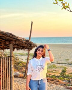 Divya Uruduga Instagram - Dear sea🌊  Thank you for making me feel Tiny!! 
You teach values!💙

💛🖤

📸: @anushrai_ 🤓

#divyauruduga #divyau #du #D #uruduga #DU  #DUvians  #thirthahalli #d #shivamoga #kpdu  #arviya #arviyans #arya #preetiirali #live #love #laugh  #peace #positivity #🧿