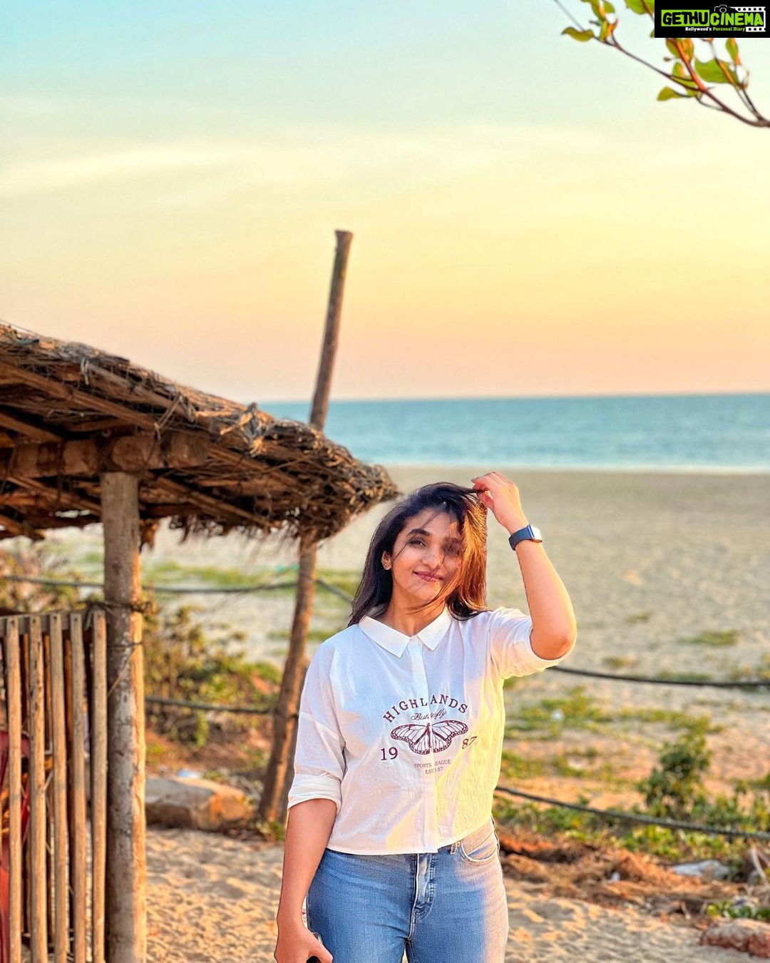Divya Uruduga - 181.4K Likes - Dear sea🌊 Thank you for making me feel Tiny!!
You teach values!💙
💛🖤
📸: @anushrai_ 🤓
#divyauruduga #divyau #du #D #uruduga #DU #DUvians #thirthahalli #d #shivamoga #kpdu #arviya #arviyans #arya #preetiirali #live #love #laugh #peace #positivity #🧿