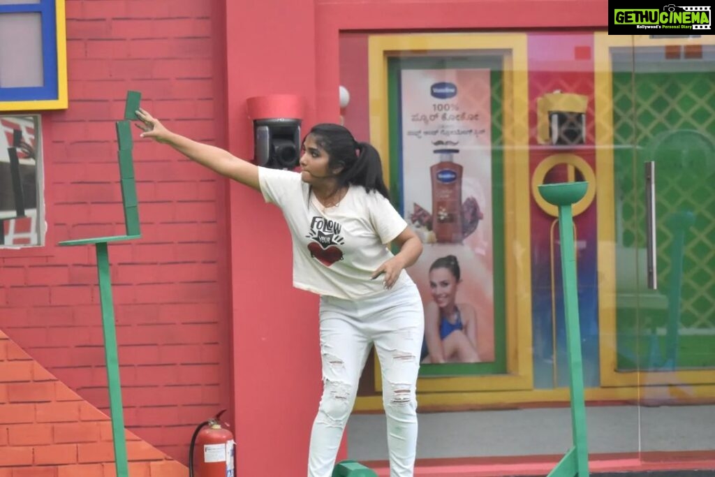 Divya Uruduga Instagram - What you do makes a difference so, you should decide what kind of difference to make 😉 Kindly cast your valuable votes from the voot app. 🫰🥰 BiggBoss, ರಾತ್ರಿ 9:30 ಕ್ಕೆ. #TeamDivyaUruduga @colorskannadaofficial #divyauruduga #divyau #du #D #uruduga #DU #DUvians #thirthahalli #d #shivamoga #kpdu #arviya #arviyans #arya #preetiirali #live #love #laugh #peace #positivity #🧿 #bbk9 #bigbosskannada #biggbosskannadaseason9 #biggbosskannada #Voot #vootselect