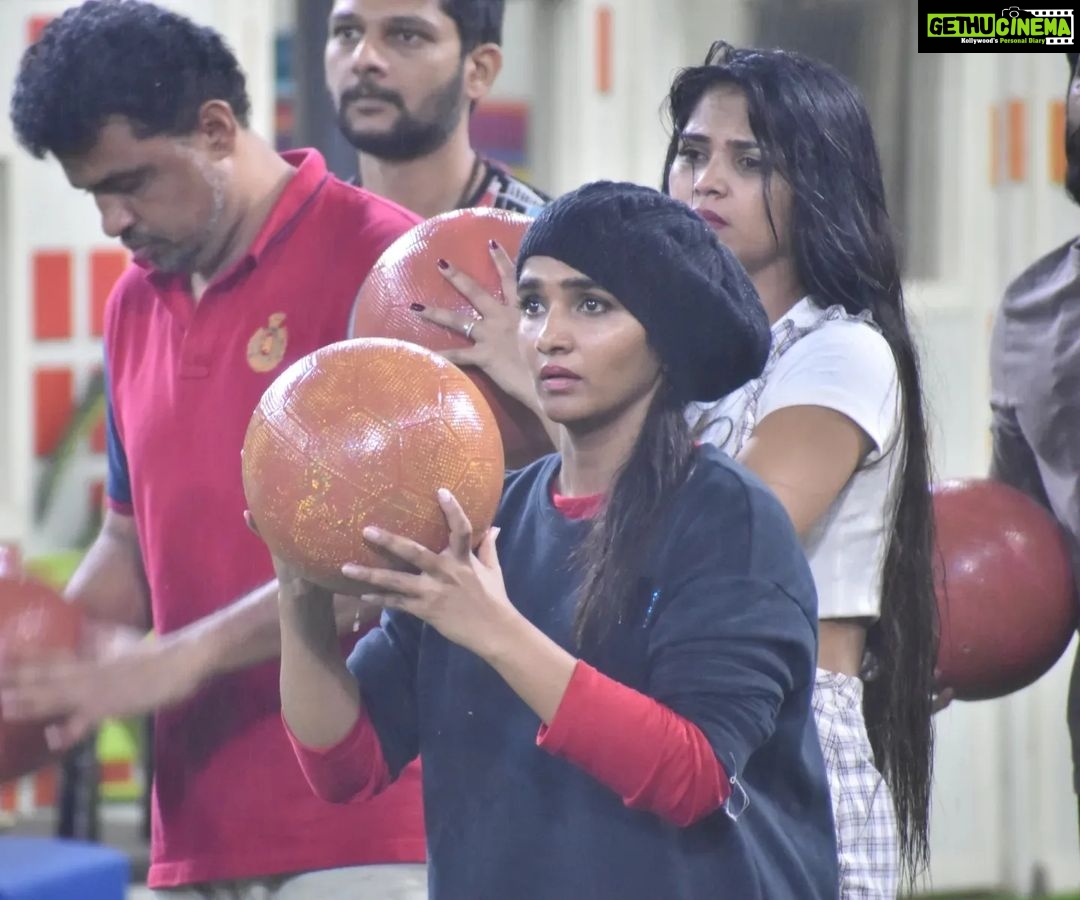 Divya Uruduga Instagram - Task • Rain • Friends kinda day 😍 #TeamDivyaUruduga @colorskannadaofficial #divyauruduga #divyau #du #D #uruduga #DU #DUvians #thirthahalli #d #shivamoga #kpdu #arviya #arviyans #arya #preetiirali #live #love #laugh #peace #positivity #🧿 #bbk9 #bigbosskannada #biggbosskannadaseason9 #biggbosskannada #Voot #vootselect