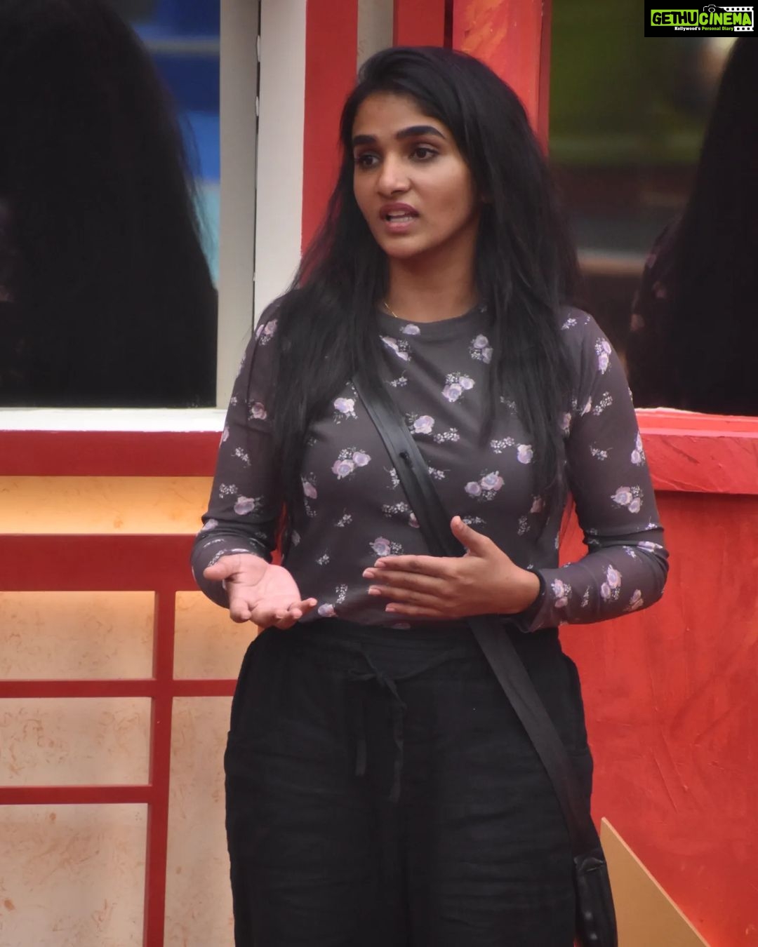 Divya Uruduga Instagram - Leader is the one that knows the way, goes the way and shows the way 🫰🥰 #TeamDivyaUruduga @colorskannadaofficial #divyauruduga #divyau #du #D #uruduga #DU #DUvians #thirthahalli #d #shivamoga #kpdu #arviya #arviyans #arya #preetiirali #live #love #laugh #peace #positivity #🧿 #bbk9 #bigbosskannada #biggbosskannadaseason9 #biggbosskannada #Voot #vootselect