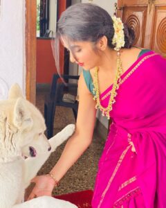 Divya Uruduga Instagram - Remember the lost and found Blue🐶?!💙 The cutest! @bluhuskee 

💛🖤

📸: @mansa_neeraj 
Jewellery: @velvetboxby 

#divyauruduga #divyau #du #D #uruduga #DU  #DUvians  #thirthahalli #d #shivamoga #kpdu  #arviya #arviyans #arya #preetiirali #live #love #laugh  #peace #positivity #🧿